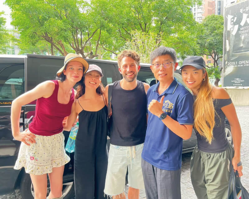 護照蓋下南國印記：外國旅客搭上賓士九人座，把墾丁海岸寫進台灣假期的第1張圖片